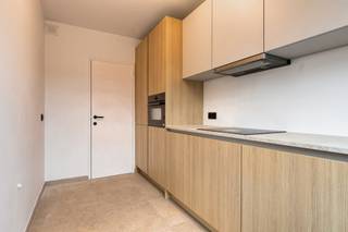 <p><strong>Energiezuinig appartement met 2 slaapkamers en een terras.<br /><br /></strong><strong>Indeling:<br /></strong>Men komt meteen binnen in de centraal gelegen inkomhal, voorzien van een handige, <strong>ingemaakte vestiairekast</strong>.<br />Vooraan de <strong>ruime leefruimte</strong> met aansluitend een <strong>volledig geïnstalleerde nieuwe keuken</strong> met aparte berging.<br />Centraal, een <strong>apart gastentoilet</strong> en een de moderne badkamer voorzien van een inloopdouce en een wastafel.<br />Aan de rustige achterzijde van het gebouw bevinden zich <strong>twee slaapkamers</strong>, waarvan de kleinste toegang verleent tot het <strong>terras</strong> dat zich over de volledige breedte van het gebouw uitstrekt.<br /><br /><strong>Bijzonderheden<br /></strong><strong>EPC</strong> label<strong> A;<br />Lage</strong> maandelijkse kosten.<strong><br /></strong><strong><br />Ligging<br /></strong>Gelegen op een uiterst centrale en vlot bereikbare locatie. Je geniet hier van een <strong>uitstekende verbinding</strong> naar de omliggende gemeenten en het centrum van Antwerpen. Winkels, supermarkten en het openbaar vervoer bevinden zich op wandelafstand.</p>