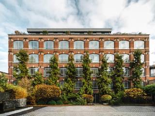 Ideaal gelegen tussen het Brugmannplein en het Kasteleinsplein, in de voormalige pianofabriek "Louis Desmedt", biedt dit appartement een bruto vloeroppervlakte van 251 m² (EPC) en beschikt het over drie slaapkamers, een kantoor en een overdekt terras aan de achterzijde van het gebouw met een binnenzwembad.<br /><br />Het loft-appartement bevindt zich op de tweede verdieping van een gebouw in een blok. Het komt uit op een inkomhal met een vestiaire en een gastentoilet, die leidt naar de woonoppervlaktes van 93 m². Deze omvatten een woonkamer die overloopt in een eetkamer en een volledig uitgeruste open keuken met toegang tot het overdekte terras van circa 10 m². Het slaapgedeelte bestaat uit een hoofdslaapkamer van 21 m² met een inloopkast en een eigen badkamer, en twee extra slaapkamers van 18 en 14 m², elk met een inloopkast en een gedeelde badkamer. Een studeer-/tv-kamer en een aparte wasruimte maken het appartement compleet. Het gebouw beschikt over een wellnessruimte met een zwembad, sauna, stoombad en kleedkamers, exclusief voor bewoners.<br /><br />Andere: zijn onder andere een conciërge, een kelder, ventilatie met dubbele luchtstroom en maandelijkse kosten van € 800 inclusief verwarming en warm water. Parkeren is mogelijk tegen een meerprijs. EPC: B-<br /><br />Le Châtelain staat bekend om zijn ligging nabij het stadscentrum en vlakbij het Ter Kamerenbos.<br /><br />Voor meer informatie kunt u contact opnemen met Laurence Ballaux op +32 (0) 2 640 08 01.