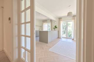 TE HUUR – Exclusief appartement met prachtig uitzicht op het Stadspark van Sint-Niklaas. Op een toplocatie aan het Stadspark van Sint-Niklaas bevindt zich dit uitzonderlijk ruim appartement van maar liefst 140 m². Het appartement werd volledig gerenoveerd met materialen van topkwaliteit en biedt een perfecte combinatie van ruimte, comfort en een stijlvolle afwerking. De lichtrijke leefruimte, moderne keuken en 3 volwaardige slaapkamers maken deze woonst ideaal voor gezinnen, koppels of wie extra ruimte wenst. Daarnaast beschikt het appartement over een garage, kelderberging en zolderkamer. Een unieke kans om te wonen in een instapklaar appartement met een prachtig uitzicht, vlak bij het centrum, winkels, scholen en openbaar vervoer.