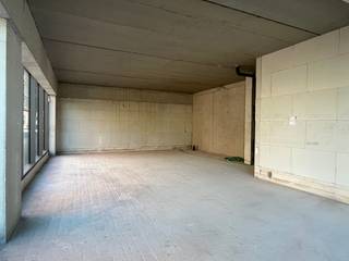 Dit commerciële pand van 92 m² betreft een open space met glazen vitrine. Dankzij de casco-oplevering heeft u de flexibiliteit om de ruimte...