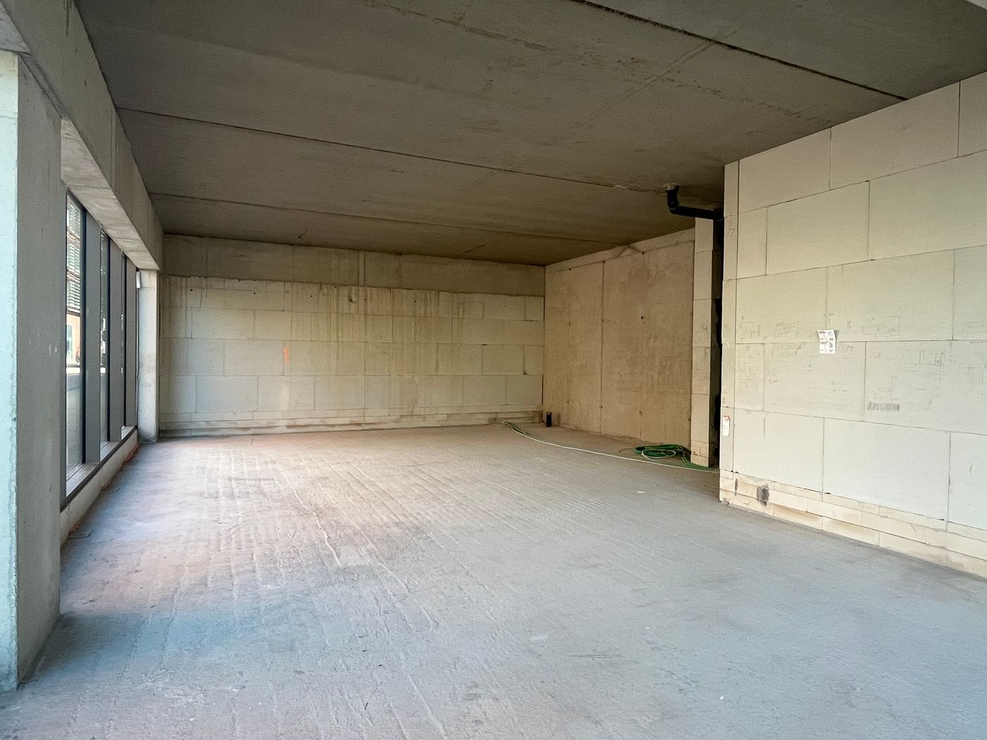 Nieuwbouw handelsruimte van 92 m² in het centrum van Hamme - foto 3