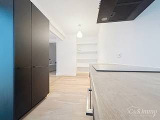 <p>Dit volledig gerenoveerde gelijkvloerse appartement ligt op een gunstige locatie in Deurne, vlak bij groen én de stad. De lichtrijke leefruimte sluit aan op de volledig uitgeruste open keuken en geeft via het grote schuifraam toegang tot de zonnige, westgerichte tuin.</p>
<p>Het appartement beschikt over een ruime slaapkamer van ca. 13 m², een moderne badkamer met inloopdouche en wastafelmeubel, een apart gastentoilet en een ruime kelderberging. Het volledige gebouw werd in 2024 totaal gerenoveerd en dankzij EPC-label B geniet u bovendien van een energiezuinige woonst.</p>
<p>Een instapklaar appartement met tuin op een fijne locatie? Maak snel een afspraak!<br />Onmiddelijk beschikbaar.</p>