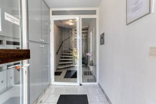 <p>Volledig <strong>gerenoveerd appartement </strong>op de<strong> tweede verdieping </strong>met garage (vraagprijs: €25.000,-) in een <strong>rustige omgeving</strong> in een <strong>kleinschalig gebouw.</strong><br /><br /><strong>Indeling:</strong><br />Via de inkomhal betreedt u de <strong>lichtrijke en ruime leefruimte,</strong> die naadloos aansluit op een <strong>volledig geïnstalleerde open keuken</strong>. Naast de keuken is er nog <strong>een kamer</strong> die kan gebruikt worden als <strong>derde slaapkamer of bureel. </strong> <br />In de nachthal vindt u een <strong>praktische berging </strong>met <strong>aansluitingen </strong>voor <strong>wasmachine en droogkast.</strong><br />De <strong>gerenoveerde badkamer</strong> is uitgerust met een stijlvolle<strong> inloopdouche </strong>en een <strong>modern badkamermeubel </strong>met een <strong>enkele wastafel.</strong> Daarnaast is er een <strong>apart toilet </strong>voorzien.<br />Via de hal bereikt u ook de <strong>twee volwaardige slaapkamers. </strong> De kleine slaapkamer biedt toegang tot het<strong> terras.</strong><br /><br /><strong>Bijzonderheden:</strong><br />Volledig <strong>gerenoveerd in 2024;</strong><br />Gunstig <strong>EPC-label B</strong>;<br /><strong>Vraagprijs garagebox: €25.000,00;</strong><br />Zeer <strong>lage gemeenschappelijke </strong>kosten.<br /><br /><strong>Ligging</strong><br />Het appartement is <strong>rustig gelegen,</strong> toch in de <strong>direct omgeving</strong> van <strong>winkels, scholen en openbaar vervoer. </strong> Dankzij de nabijheid van belangrijke invalswegen geniet u bovendien van een vlotte bereikbaarheid.</p>