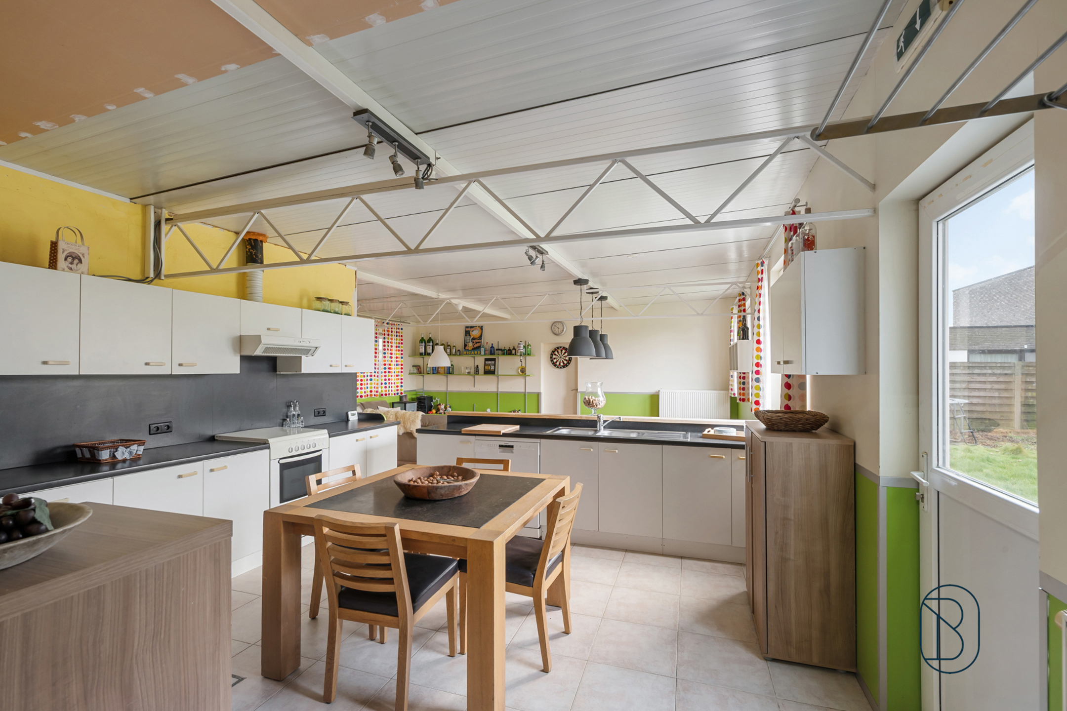 Gelijkvloerse open bebouwing met extra praktijk.  - foto 5