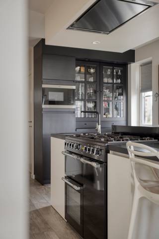 <strong>Hulshout: modern duplexappartement (96</strong><strong>m² - EPC A) met 2 slaapkamers en 2 terrassen te koop</strong><br /><br />Op zoek naar <strong>een instapklaar hoogwaardig</strong> <strong>afgewerkt</strong> appartement met minimale lasten? <br />Dit <strong>jonge duplexappartement (2018)</strong> biedt ongekende troeven!<br /><br />Indeling:
<ul><li>Eerste verdieping: inkomhal, gastentoilet, badkamer <strong>(bad+douche)</strong> en lichtrijke leefruimte met open keuken <strong>(Cookmaster fornuis)</strong></li><li>Tweede verdieping: 2 ruime slaapkamers (master met terras) en een <strong>grote opbergzolder </strong>met uitklapbare trap.</li></ul>
Financieel &amp; energiezuinig voordeel:
<ul><li>Fiscale bonus: <strong>nog 3 jaar lang 40% korting</strong> op het <strong>Kadastraal Inkomen</strong>(KI)!</li><li>Minimale lasten: <strong>top EPC A</strong> (warmtepomp, airco, 8 zonnepanelen)</li><li>Uiterst <strong>beperkte maandelijkse gemeenschappelijke kosten</strong> (geen lift)</li></ul>
Inbegrepen luxe:<br />Het appartement is professioneel geschilderd, overal voorzien van stijlvolle spots, <strong>op maat gemaakte gordijnen/overgordijnen</strong> en <strong>vliegenramen</strong> (inclusief schuifdeuren naar de terrassen).<br /><br />Licht &amp; ruimte (96m²):<br /><strong>Twee grote terrassen</strong>: zowel aan de leefruimte als aan de master bedroom geniet u van een groot, zuidoost-gericht terras.<br /><br />Parkeercomfort &amp; flexibiliteit:<br />Er is ruim <strong>voldoende gratis parkeergelegenheid</strong> in de directe buurt. Een garage apart aankopen is optioneel.<br /><br />Een uitzonderlijke eigendom voor wie op zoek is naar <strong>ruimte, comfort, privacy en een hoogwaardige woonomgeving</strong>.<br /><strong>JOUW DROOMAPPARTEMENT. ZO GEVONDEN!</strong>