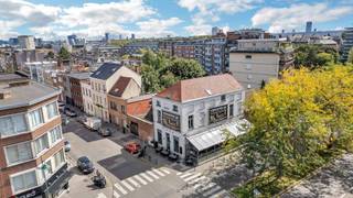 <p>Pour plus d'informations ou pour une visite, appelez le 053 59 49 36 - Pour plus de photos, consultez www.topo-immo.be - À Molenbeek, nous proposons à la vente ce local commercial polyvalent avec des appartements à l'étage.</p>
<p>Le rez-de-chaussée est actuellement aménagé en restaurant réputé, jouissant d'une excellente réputation et d'une ambiance familiale et chaleureuse. Les clients peuvent y déguster leur repas dans la salle agréable ou dans la véranda lumineuse. Le restaurant est entièrement prêt à l'emploi et équipé d'une cuisine industrielle professionnelle et d'un bar entièrement équipé. Le bâtiment dispose également d'un sous-sol complet, ce qui offre un excellent espace de stockage, idéal pour la restauration ou d'autres activités commerciales. Au premier étage se trouve un appartement à rénover, tandis que le deuxième étage est actuellement aménagé en un seul appartement qui pourrait éventuellement être divisé en une troisième entité. Grâce à son emplacement idéal dans une région animée et facilement accessible, ce bâtiment offre de nombreuses possibilités, tant pour un usage personnel que pour un investissement.</p>
