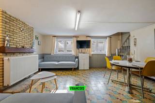 Dit appartement is gelegen in het hart van de Belle Epoquewijk te Oostende. In de nabije omgeving zijn er talrijke buurtwinkels en in een handomdraai bereikt u het centrum, strand en alle nodige faciliteiten. <br /><br />Het appartement is gelegen in de kelderverdieping van een kleinschalige residentie. De maandelijkse lasten zijn hierdoor zeer beperkt. <br /><br />Het appartement heeft een grote leefruimte met een eet-en leefhoek. Er zijn twee volwaardige slaapkamers aanwezig. <br /><br />Het pand is verder uitgerust met een kitchenette en een badkamer. <br /><br />Bent u op zoek naar een interessante investering? Aarzel dan niet en neem contact op voor meer info of een afspraak. <br /><br />