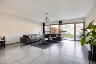 Op zoek naar een moderne en lichtrijke woning? Dan kan deze woning precies zijn wat u zoekt.We betreden de woning via de inkomhal met apart...