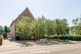 Elegante herenwoning met 4 slaapkamers, ruime zolder en zonnige tuin gunstig gelegen nabij het landelijke dorpscentrum van Koningshooikt.Welkom in...