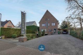 HANDELSPAND MET APPARTEMENT OP TOP LOCATIE TE MAASMECHELEN !We vinden deze open bebouwing met een bewoonbare oppervlakte van 327 m² terug op een...