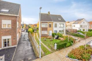 Ben je op zoek naar een woning te koop in Sint-Kruis met veel potentieel? Deze charmante halfopen bebouwing op een perceel van ca. 460 m² biedt...