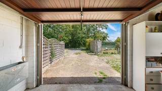 Charmante woning in een geliefde omgeving op slechts enkele minuten van Duinenwater en centrum-Knokke. Het Albertstrand bevindt zich op slechts enkele minuten fietsen. Een uitstekende woonomgeving voor jong en oud, waar u optimaal kunt genieten van zowel rust als een bruisende stadsfeer. <br /><br />De woning werd doorheen de jaren netjes onderhouden wat meteen opvalt zowel binnen als buiten. Binnen vindt u drie volwaardige slaapkamers en een indrukwekkende zolderverdieping die tal van mogelijkheden biedt. Buiten kunt u genieten van een prachtige tuin met mooie beplanting en een ontspannend zicht op de iconische Watertoren van Duinbergen. Achteraan nog een gesloten garagebox die een enorme meerwaarde biedt op deze locatie. <br />De garage zelf heeft een mooie oppervlakte en is vlot bereikbaar.<br /><br />Een aantrekkelijk aanbod te Knokke-Duinbergen. Wees er snel bij.<br /><br />Bezoeken of meer informatie?<br />Contacteer Sacha Vanrafelghem op GSM 0487/43.79.10.