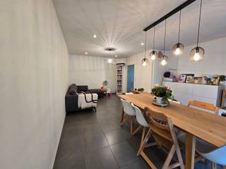 Disponible à partir du 1er octobre! Pour les visites, envoyez un e-mail à matthias@colorcasa.beAppartement au premier étage avec 2 chambres, hall...