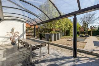 Cette maison rénovée avec soin en 2014 offre un espace surprenant et de multiples possibilités. Elle comprend quatre grandes chambres, un...