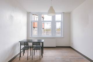 Instapklaar 1-slaapkamerappartement in charmant gebouw<br /><br />Epc-label: B <br />Mobiscore: 9,5/10 <br /><br />Achter de charmante gevel bevindt zich dit fijne 1-slaapkamerappartement. Gelegen op slechts een steenworp afstand van het Citadelpark, de verschillende faculteiten en het station Gent-Sint-Pieters en binnen fietsafstand van het historische centrum van Gent, biedt dit appartement een ideale locatie. De omgeving heeft een rijk aanbod aan ontspanningsmogelijkheden, sport- en cultuurfaciliteiten, winkels, diensten en onderwijsinstellingen. Bovendien zijn belangrijke invalswegen met de wagen gemakkelijk bereikbaar, waardoor u alles binnen handbereik heeft.<br /><br />Het appartement bevindt zich op de eerste verdieping in een kleinschalige residentie en beschikt over een fijne lichtrijke leefruimte met aansluitend de geïnstalleerde keuken. Naast de keuken bevindt zich de badkamer met enkel wasmeubel, toilet en grote inloopdouche. Via de leefruimte heeft u toegang tot de slaapkamer (14m2). Het appartement geniet van veel lichtinval en is volledig instapklaar. Op het gelijkvloers bevindt zich een gemeenschappelijke fietsenstalling.<br /><br />Bent u op zoek naar een appartement voor uw studerend kind, een goede investering of een eerste eigen appartement, dan is dit appartement iets voor u!<br /><br />Verhuurwaarde: €750/maand<br /><br />CONTACT LAURA op 0473 41 35 62 of via info@vicusvastgoed.be