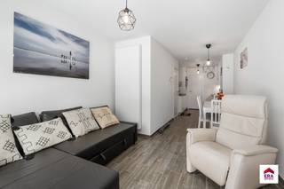 <p><strong>Gelijkvloers 2-slaapkamerappartement te koop in Koksijde-Bad</strong></p>

<p>Bent u op zoek naar een instapklaar appartement op een toplocatie aan zee? Dan is dit recente gelijkvloerse appartement in Koksijde-Bad zeker een bezoek waard.</p>

<p>Gelegen op amper 10 meter van de zeedijk geniet u hier van een unieke ligging, vlak bij het strand, de winkels, horecazaken en alle voorzieningen.</p>

<p>Het appartement beschikt over:</p>

<ul><li>Twee volwaardige slaapkamers</li><li>Een lichtrijke leefruimte</li><li>Moderne keuken en badkamer</li><li>Gelijkvloerse ligging, ideaal voor jong en oud</li><li>Privatieve autostaanplaats vlak voor de deur</li><li>Recente constructie met een hedendaagse afwerking</li></ul>

<p>Dankzij de uitstekende ligging en het hoge wooncomfort is dit appartement perfect als vaste woonst, tweede verblijf of interessante investering aan de Belgische kust.</p>

<p>Interesse? Neem gerust contact op voor meer informatie of een bezichtiging.<br />058 51 23 23 of op christian@eraservimo.be</p>