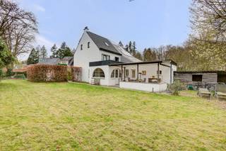 De woning is een standaard half open bebouwing, gelegen in het rustige Schilde, met een ruime tuin en een gezellig terras waar je kunt genieten van...