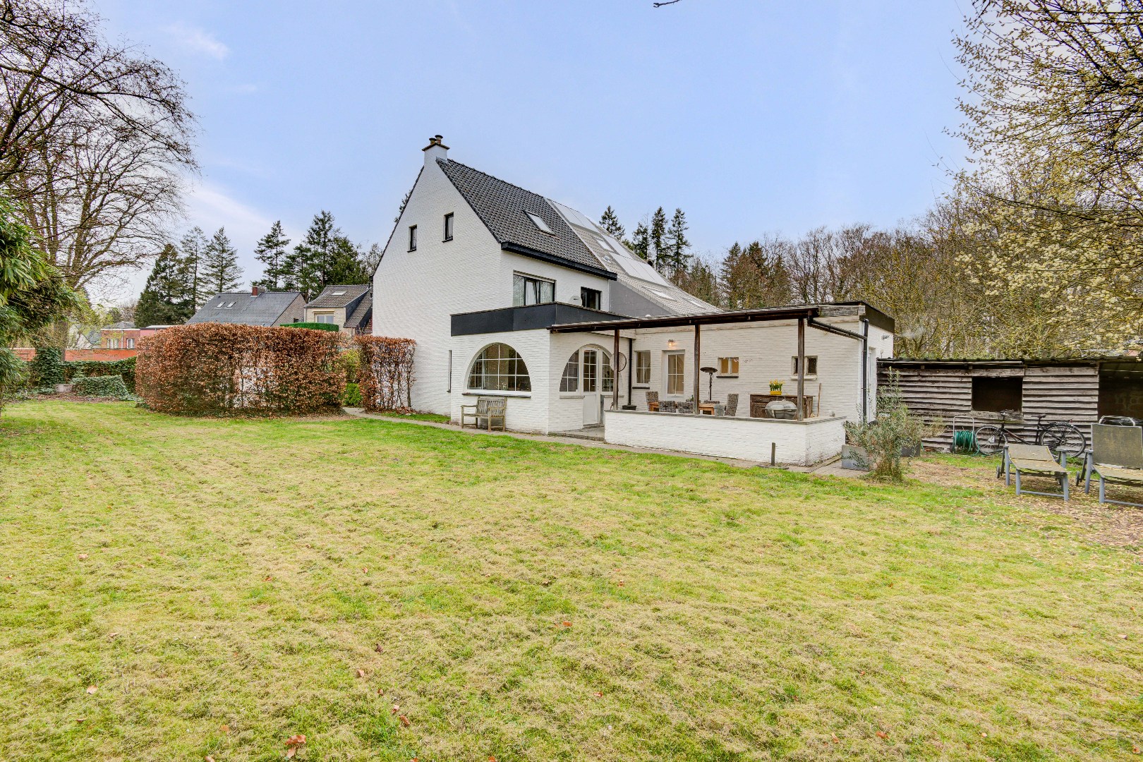 Half open woning in Schilde met zonnige tuin op het zuidwesten, terras en 4 slaapkamers, 1 badkamer en 4 parkeerplaatsen - foto 2