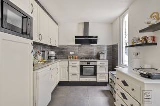 <p>Bij het betreden van deze <strong>charmante woning</strong> komt u terecht in de inkomhal, die toegang biedt tot de gezellige eetkamer en de <strong>geïnstalleerde keuken</strong>. De keuken is uitgerust met alle hedendaagse comfort, waaronder een oven, microgolfoven en een 4-pits gasvuur. Via een dubbele deur bereikt u de <strong>lichtrijke woonkamer</strong>. Op de eerste verdieping bevinden zich de ruime masterbedroom, een tweede slaapkamer en de stijlvolle badkamer. Deze is voorzien van een inloopdouche, dubbele lavabo en aansluiting voor wasmachine/droogkast. De tweede verdieping biedt plaats aan nog drie extra slaapkamers, ideaal als kinderkamers, bureau of hobbyruimte.</p><p>Tot slot beschikt de woning over een <strong>gezellige stadskoer</strong> met veel potentieel.</p><p>Extra troeven:<br />- EPC: 331 kWh/m² (D-score → GEEN renovatieverplichting) <br />- Perceelscore A, gebouwscore A<br />- Niet gelegen in (mogelijk) overstromingsgevoelig gebied, noch in afgebakend overstromingsgebied of risicozone<br />- Bestemming: woongebied, verdere stedenbouwkundige informatie in aanvraag</p><p>Nabij school, winkels, autosnelweg, openbaar vervoer, etc. Voor meer info ga naar www.coenenvastgoed.be of bel 03/375.82.92.</p>