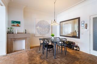 Bezoek dit charmant en karaktervol appartement met terras op zaterdag 13/12 tussen 10u en 12u. Op het bruisende Zuid vind je dit ruim charmante gelijkvloers appartement — een plek waar karakter en comfort mooi samenkomen. Bij het binnenkomen valt meteen het ruime leefgedeelte op, met plaats voor een gezellige zithoek én eetkamer. De parketvloer, originele schouw en karakteristieke elementen zorgen voor een warme en huiselijke sfeer. Aan de voorzijde ligt een extra kamer, ideaal als bureau, kinderkamer of logeerplek. Achteraan bevindt zich de grote keuken, praktisch ingericht en met rechtstreekse toegang tot een gezellig, groen terras — perfect om even te ontspannen in openlucht. De badkamer is uitgerust met een inloopdouche en wastafel. Tot slot is er een ruime slaapkamer met zicht op de buitenruimte. Kortom, een appartement met karakter, goede indeling en een toplocatie op het Zuid — ideaal voor wie houdt van het stadsleven met een vleugje charme. Epc: 234 kWh/m2, P-score: D, G-score: D, Stedenbouwkundige info in aanvraag