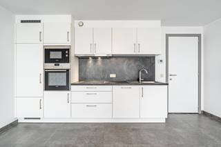 Modern en instapklaar appartement in het centrum van Zeebrugge, vlak bij de jachthaven. Gelegen in een recent gebouw uit 2017 en voorzien van een ruime inkomhal. De lichtrijke leefruimte met open keuken geeft uit op een aangenaam terras van 6 m² met zuidwestelijke oriëntatie. Verder beschikt het appartement over 2 slaapkamers, 1 badkamer, een apart toilet en een aparte berging. Het appartement wordt verkocht onder volle eigendom. Ideaal als vaste woonst, tweede verblijf of investering. Ben jij op zoek naar een modern appartement gelegen aan de jachthaven van Zeebrugge? Contacteer makelaar Stéphanie 0472 77 86 60 of stephanie@keyimmo.be voor meer info of een bezoek.