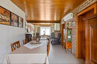 Ontdek deze instapklare 4-gevelwoning met een prachtig aangelegde oprit en een onderhoudsvriendelijke, volledig afgesloten tuin — kind-...