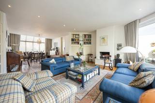 <p>Palton troeven:<br />- Residentiële locatie, grenzend aan natuurgebied<br />- Schitterende achtertuin<br />- Volop privacy <br />- Tijdloze villa<br />- Nabij Nederlandse grens</p>
<p>Welkom bij Krommendijk 63 Poppel! Deze prachtige villa is rustig gelegen in een residentiële wijk nabij het centrum van Poppel.<br />Deze instapklare woning bevindt zich op een perceel van circa 2481<span>m²</span>, voorzien van een imposante tuin met weids uitzicht. <br /><br />Bij binnenkomst valt meteen de ruime inkomhal op die toegang biedt tot de leefruimte, garderobe, gastentoilet en toegang tot de slaapkamer op het gelijkvloers.</p>
<p>Via de dubbele deuren komt u uit in de karaktervolle leefruimte met authentieke haardpartij en houten parketvloer. De grote raampartijen zorgen voor veel natuurlijke lichtinval en een prachtig uitzicht over de tuin van de woning. De schuifpuien die zich aan de achterzijde van de leefruimte bevinden zorgen voor toegang tot de aangelegde terrassen met zonneluifel. Aansluitend van de leefruimte is er een aanbouw geplaats (24<span>m²)</span> , een ideale ruimte met vloerverwarming om te vertoeven. Vanuit de leefruimte komt u in de volledig geinstalleerde keuken voorzien van inductie kookplaat, combi-oven, magnetron, dampkap en voldoende kastruimte. Dankzij de royale indeling is er bovendien voldoende plaats voor een eettafel, wat de ruimte extra praktisch en gezellig maakt. Aansluitend is er een bijkeuken aanwezig en uitgerust met een nuttig werkblad met daarin een wastafel en wasmachine aansluiting.<br /><br />Tevens is er op het gelijkvloers een master bedroom aanwezig uitgerust met een houten parketvloer en rolluik met aansluitend een dressing en ensuite badkamer met vloerverwarming, ligbad, inloopdouche, brede lavabo en toilet. <br /><br />Via een vaste trap komt u uit in de nachthal die toegang biedt naar het terras op deze verdieping en drie comfortable slaapkamers. Op de verdieping is ook een badkamer geinstalleerd met een douche, lavabo in meubel en toilet. Daarnaast nog een technische ruimte en een zolderberging.</p>
<p>De woning beschikt ook over een ruime kelder, ideaal als extra opslag. Momenteel is deze ingericht als proviandruimte.</p>
<p>Naast de ruime parkeergelegenheid op eigen terrein is er een grote dubbele carport, ideaal voor het parkeren van meerdere auto’s. Bovendien is er nog een berging aanwezig.</p>
<p>De villa wordt omgeven door een compleet omheinde riante tuin met werkelijk prachtig uitzicht waar u in alle rust en privacy volop kunt genieten van het buitenleven.</p>
<p>Bent u op zoek naar een instapklare villa op residentiële ligging neem dan contact op <span>via Judith@palton.be of bel naar 0032492-78 31 74 voor meer informatie of het inplannen van een bezichtiging.</span></p>