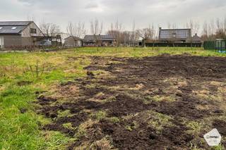 Deze <strong>bouwgrond, gelegen in de Westkantstraat</strong> (t.h.v. nr. 20) is geschikt voor eengezinswoningen, met inbegrip van zorgwoningen, kantoorfunctie, vrij beroep of dienstverlening.<br /><strong>Landelijk gelegen</strong> en op enkele minuten van het centrum van Ruddervoorde. Op- en afrit autosnelweg Ruddervoorde op amper 5min afstand.<br /><br />Het perceel (lot 6), zuid-west georiënteerd met een oppervlak van <strong>1.132m<sup>2</sup></strong> is bestemd voor open bebouwing, <strong>geen bouwstijl opgelegd.</strong>
<ul>
	<li>De inplanting van het hoofdgebouw gebeurt binnen de aangeduide zone op het verkavelingsplan. </li>
	<li>De bouwhoogte mag<strong> 1 bouwlaag </strong>bedragen met kamers in het <strong>dak</strong> (vrije dakvorm), maximum kroonlijsthoogte van 3.50m.</li>
	<li><strong>Bijgebouw van max. 40m<sup>2</sup>.</strong></li>
</ul>
<strong>Voor meer informatie neem contact op met oostkamp@caenen.be of 050 66 12 12.</strong><br /><br /> 