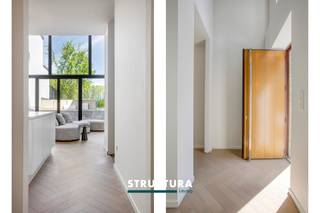 In een uiterst rustige en landelijke eenrichtingsstraat in Wemmel, en toch vlakbij alle voorzieningen, bevindt zich deze prachtig totaal gerenoveerde woning. De architecturale gevel met strakke lijnen en warme accenten zet meteen de toon: hedendaags, lichtrijk en tot in de puntjes doordacht. Binnenin geniet u van overvloedige lichtinval dankzij de grote raampartijen en de open vide, terwijl de achterzijde uitgeeft op een groene oase met zicht op het Beverbos. Deze woning combineert esthetiek, comfort en energiezuinigheid (EPC B).IndelingBij het betreden van de woning komt u in een inkomhal met gastentoilet en praktische berging. Aan de voorzijde bevindt zich een polyvalente ruimte die perfect dienst kan doen als bureau of extra kamer.Verder door komt u in de open leefruimte, waar zithoek, eetplaats en keuken naadloos in elkaar overvloeien. De moderne keuken met eiland vormt het hart van de woning en staat in directe verbinding met de lichtrijke leefruimte en het terras. De grote raampartijen en de vide zorgen hier voor een uitzonderlijk ruimtelijk gevoel en maximale lichtinval.Daarnaast bevindt zich op het gelijkvloers nog een polyvalente ruimte (2de badkamer, opslag, voorraadkamer) met inbouwkast en extra regendouche. Op de verdieping vindt u twee volwaardige slaapkamers (+/- 12m²), een badkamer met inloopdouche en dubbele lavabo en een open dressing. De vide zorgt opnieuw voor een mooie connectie met de leefruimte beneden en versterkt het open karakter van de woning.Mooie tuin met prachtig zicht en volledig afgesloten. Oprit voor 2 wagens.Karakteristieken- Totaalrenovatie (2020) met nog minimale afwerkingen te voorzien- Zeer lichtrijke woning dankzij grote raampartijen en vide- Rustige en landelijke ligging in een eenrichtingsstraat- Achteraan prachtig groen zicht op het Beverbos- Energiezuinig (EPC: B)- Parketvloeren doorheen de woning- Vloerverwarming op gas- Domoticasysteem aanwezig- Uitbreidingsmogelijkheid zolder ca. 70 m²- Verlaagde tot geen onroerende voorheffing t.e.m. 2028 (grondige energetische renovatie)- Elektriciteit conform- Vrij bij akte - Bestuursmaatregelen in het maatregelenregister: neeBent u op zoek naar een instapklare, moderne woning met karakter, licht en uitbreidingspotentieel, gelegen op een toplocatie in Wemmel? Dan is dit een unieke opportuniteit. Contacteer ons vandaag nog voor een bezoek en ontdek zelf de troeven van deze bijzondere woning via 02 460 80 46 of info@structura.be