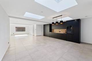 📍 Gullegemsestraat 136In het hart van Sint-Eloois-Winkel, vinden we deze volledig gerenoveerde woning (2025) met maar liefst 5 volwaardige...