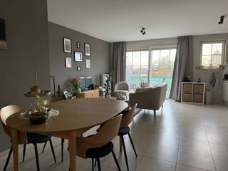 <p>BEZOEKMOMENT OP 10/12 VAN 17U TOT 18.30U - INSCHRIJVING VERPLICHT</p>
<p>Zeer jong (ingebruikname 2008), licht én zeer energiezuinig appartement (EPC: 90kWh/m²) van ca. 79m² met 2 ruime slaapkamers. Gelegen op de tweede verdieping van een zeer verzorgd en hedendaags gebouw in het midden van Oostmalle.</p>
<p></p>
<p>INDELING: Gemeenschappelijke inkomhal met trap of lift - Inkomhal met toegang tot alle vertrekken - Achteraan zeer lichte leefruimte voorzien van open keuken welke werd voorzien van de nodige toestellen (vaatwasser, koelkast met vriesvak, voldoende opbergmogelijkheden enz. - Van hieruit toegang tot het ruime en zonnig georiënteerde terras - Verder zijn er 2 volwaardige slaapkamers met de nodige voorzieningen - Hedendaagse badkamer met dubbele lavabo en douche in bad - Verder is er nog een apart toilet en een berging met voorzieningen WM+DK en overige technieken. Handige gemeenschappelijke fietsenruimte eveneens aanwezig. Autostaanplaatsen apart te huur in het gebouw.</p>
<p></p>
<p>BIJZONDERHEDEN: Centrale locatie - Energiezuinig EPC: 90kWh/m² UC:2356407 – Beschikbaar vanaf 1 februari 2026 - Huurcontract type 1 jarig stilzwijgend verlengbaar - 3 maanden huurwaarborg via Korfine product – Huurprijs 875 euro inclusief gemeenschappelijke kosten.</p>