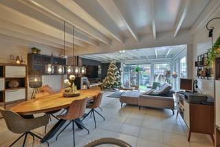 Welkom in deze prachtige woning in Hoboken, een charmante thuis vol potentieel en modern comfort.De voorgevel geeft onmiddellijk een warm welkom met...