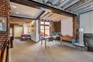 <p>Voor meer info of een bezoek, bel 054 69 39 36 - Op een boogscheut van het centrum van Ninove bevindt zich deze<strong> ruime en karaktervolle woning </strong>met een rijke geschiedenis.<strong> Oorspronkelijk daterend van 1850 en in het verleden uitgebaat als restaurant, werd het pand door de huidige eigenaars volledig ingericht als een volwaardige ééngezinswoning.</strong> Goede ligging nabij de verbindingsweg naar Brussel, Halle en Aalst. Het treinstation, stadspark, winkels, scholen en openbaar vervoer bevinden zich op een steenworp. Het gelijkvloers biedt <strong>een ruime polyvalente ruimte die perfect kan dienen als kantoor, praktijkruimte of leefruimte</strong>. Er bevindt zich een ruime keuken, een berging, een wasplaats en twee toiletten. Op de eerste verdieping bevindt zich een gezellige leefruimte, een nachthal<strong>, twee slaapkamers</strong> (waarvan één eenvoudig kan worden opgesplitst), een dressing en een badkamer. Zolder met uitvaltrap aanwezig. Verder beschikt de woning over<strong> een charmant binnenkoertje, een zijdelingse erfdienstbaarheid, een aangelegde tuin met terras en vijver, en achteraan het perceel een privatieve parkeerplaats.</strong> Cv op aardgas - Buitenschrijnwerk in pvc en hout met dubbele beglazing - Vernieuwd dak - Nieuwe verwarmingsketel (Maatregelenregister en stedenbouw in aanvraag)</p>