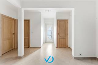 In een rustige en groene omgeving langs de Meenseweg in Zillebeke ontdek je deze verzorgde villa waar ruimte, comfort en bereikbaarheid hand in hand gaan. Hier geniet je dagelijks van een open uitzicht en een aangename woonomgeving, terwijl winkels, scholen, openbaar vervoer en belangrijke verbindingswegen zich vlakbij bevinden. Dankzij de snelle aansluiting op de A19 woon je bovendien bijzonder centraal.<br /><br />Bij aankomst word je verwelkomd in een ruime inkomhal die meteen het gevoel van ruimte benadrukt. De lichtrijke leefruimte straalt gezelligheid uit, met de sfeervolle houtkachel als centraal element. Aansluitend vind je de eetplaats en de volledig uitgeruste keuken, voorzien van alle hedendaagse comfort om zorgeloos te koken en samen te genieten.<br /><br />De woning biedt op het gelijkvloers drie ruime slaapkamers, waaronder een master bedroom met praktische dressing. De stijlvolle badkamer is modern afgewerkt en beschikt over een inloopdouche, dubbel lavabomeubel en toilet. Op de verdieping bevinden zich nog twee extra kamers die perfect kunnen dienen als slaapkamers, bureau of hobbyruimte.<br /><br />Een grote troef van deze villa is de volledige onderkeldering. Hier beschik je over heel wat extra bergruimte én een dubbele garage, ideaal voor wagens, fietsen en alle praktische opslag.<br /><br />De woning werd de afgelopen jaren grondig vernieuwd en verkeert in uitstekende staat. Vernieuwde ramen, airconditioning, een moderne keuken en badkamer, ventilatie, zonnewering, camerabewaking en een alarmsysteem zorgen ervoor dat je hier meteen comfortabel en zonder zorgen kan intrekken.<br /><br />Zoek je een ruime en instapklare villa met vijf slaapkamers, dubbele garage en een prachtige groene ligging in Zillebeke? Dan is dit een unieke kans voor wie stijlvol en comfortabel wil wonen op een toplocatie. Plan snel je bezoek en laat je verrassen door de ruimte en het wooncomfort dat deze eigendom te bieden heeft.