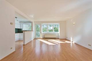 Ruim appartement met zicht op het ZuidparkIndeling: Men betreedt het appartement via de centrale inkomhal met gastentoilet. Vanuit de lichte...