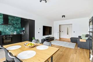 <p><strong>Luxueus gerenoveerd appartement (± 84 m²) met 2 ruime slaapkamers, en zonnig terrasje in de gegeerde Elsdonkwijk<br /><br /></strong>Op een absolute toplocatie in de Elsdonkwijk, bevindt zich op <strong>de eerste verdieping</strong> dit <strong>instapklare en energiezuinig appartement</strong>. Hier woon je in alle rust, in een kindvriendelijke omgeving, met scholen, winkels en verbindingswegen vlakbij.<br /><br />Dit appartement werd in 2022- 2023 <strong>totaal gerenoveerd met oog voor detail en kwaliteit</strong>, en combineert een warme, luxueuze uitstraling met hedendaags comfort. Het appartement is onmiddelijk beschikbaar.<br /><br /><strong>Troeven:<br /></strong>- Bouwjaar 1972<br />- Energiezuinig (EPC B)<br />- Eerste verdieping van een kleinschalig gebouw<br />- Halfopen gebouw, alle ruimtes hebben voldoende lichtinval<br />- ± 84 m² bewoonbare oppervlakte + terras ca. 6 m²<br />- Lage maandelijkse kosten ca €108/maand<br />- 2 ruime slaapkamers (ca. 15 m² en 15 m²)<br />- Stijlvolle badkamer<br />- Lichtrijke leefruimte met grote raampartijen<br />- Zonnig, zuidwest georiënteerd terras over de hele breedte van het appartement met zicht op groen<br />- Hoogwaardige materialen (parketvloer, zwarte tinten, moderne keuken, etc.)<br />- Recente totaalrenovatie (o.a. nieuwe ramen, hoogrendementsketel, elektriciteit, etc.)<br /><br /><strong>Indeling (ca. 84 m²):<br /></strong>- Ruime leefruimte<br />- Open keuken met alle voorzieningen<br />- Toegang tot het terras via de slaapkamers<br />- Berging/wasplaats<br />- Nachthal<br />- 2 slaapkamers met uitzicht op de tuin<br />- Badkamer met inloopdouche<br />- Aparte toilet<br />- Privatieve kelderberging</p>