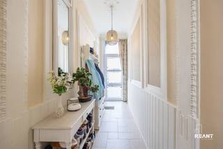 <p><strong>Instapklare Gezinswoning met 3 Slaapkamers, Zonnepanelen en Ruim Terras in Boom</strong></p><p> </p><p>Welkom in deze stijlvolle en instapklare gezinswoning, waar hedendaags wooncomfort en een verzorgde afwerking perfect hand in hand gaan.</p><p> </p><p>Bij het betreden van de woning komt u binnen in de inkomhal. Vooraan bevindt zich de lichtrijke living. Verder doorlopend bereikt u de recent vernieuwde keuken, die volledig uitgerust is en beschikt over een praktisch kookeiland. De combinatie van strakke witte kasten en donkere accenten zorgt voor een tijdloze en stijlvolle uitstraling.</p><p> </p><p></p><p> </p><p>Aansluitend aan de keuken bevindt zich de badkamer, voorzien van alle nodige comfort. Verder naar achteren treft u een aangename veranda of extra zithoek, een veelzijdige ruimte die perfect kan dienen als ontspanningsruimte, bureau of speelkamer. Achteraan bevindt zich bovendien een technische ruimte met extra bergruimte.</p><p> </p><p></p><p> </p><p>Vanuit de veranda heeft u toegang tot het ruime en onderhoudsvriendelijke terras. Hier geniet u in alle rust van het buitenleven. De aanwezige jacuzzi vormt daarbij een absolute meerwaarde en creëert een heerlijke plek om te ontspannen na een drukke dag.</p><p> </p><p>Op de eerste verdieping bevinden zich twee volwaardige slaapkamers. De bovenste verdieping werd ingericht als een ruime derde slaapkamer, ideaal als master bedroom, hobbyruimte of thuiswerkplek.</p><p> </p><p></p><p> </p><p>Een bijkomende troef is de mogelijkheid om een garage bij te huren. Ideaal voor het veilig parkeren van uw wagen of als extra opslagruimte.</p><p> </p><p>De woning is centraal gelegen in Boom, met winkels, scholen, horeca en openbaar vervoer op wandel- of fietsafstand. Dankzij de vlotte verbinding naar belangrijke invalswegen en omliggende gemeenten geniet u hier van een uitstekende bereikbaarheid. Een ideale combinatie van comfortabel wonen, rust en een strategische ligging.</p><p> </p><p></p><p> </p><p>Ook op vlak van energieverbruik heeft deze woning heel wat te bieden. De aanwezige zonnepanelen en batterij van 10kw dragen bij aan lagere energiekosten en een duurzamer wooncomfort. Hoewel het EPC momenteel een label D vermeldt, is de woning in de praktijk beter geïsoleerd dan uit het attest blijkt. Verschillende uitgevoerde isolatiewerken konden immers niet worden opgenomen in het EPC-verslag wegens het ontbreken van de nodige facturen.</p><p> </p><p></p><p> </p><p><strong>TROEVEN</strong></p><p>+ Instapklare gezinswoning met moderne afwerking</p><p>+ Recent vernieuwde keuken met praktisch kookeiland</p><p>+ Drie volwaardige slaapkamers</p><p>+ Veranda of extra zithoek met diverse mogelijkheden</p><p>+ Ruim en onderhoudsvriendelijk terras met jacuzzi</p><p>+ Zonnepanelen aanwezig</p><p>+ Garage kan bijgehuurd worden</p><p>+ Centrale ligging nabij winkels, scholen en openbaar vervoer</p><p>+ Praktisch lager energieverbruik dan het EPC-label doet vermoeden door uitgevoerde isolatiewerken</p>