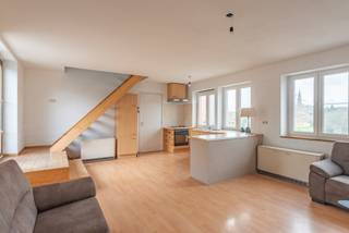 Instapklaar duplex-appartement met riant, zonrijk terras en twee ruime slaapkamers. Het kleinschalige appartementsgebouw is gelegen te Moelingen...