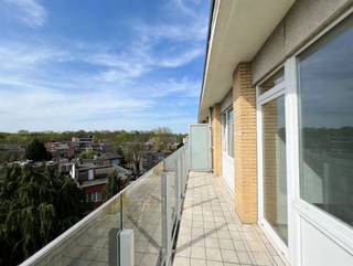 <p><span>Appartement moderne de 2 chambres avec 2 terrasses, une cave et un garage !</span></p><p><span>Situé au sixième étage dans un cadre verdoyant (Nachtegalenpark, Leeuwerikpark et Brilschanspark), cet appartement bénéficie d'une excellente accessibilité puisqu'il se trouve à proximité de tous les grands axes routiers (périphérique d'Anvers - A12 - E19).</span></p><p><span> </span></p><p><span>L'appartement se compose comme suit : </span></p><p><span> </span></p><p><span>Hall d'entrée, pièce à vivre &, cuisine</span></p><p><span>Vous entrez par le hall d’entrée équipé d’une porte de sécurité, d’un vidéophone et d’un placard vestiaire encastré. Vous remarquez immédiatement que l’appartement est parfaitement entretenu et entièrement équipé. </span></p><p><span>Le salon est spacieux et bénéficie d’une belle lumière naturelle grâce à ses grandes baies vitrées.</span></p><p><span>Depuis le salon, vous accédez à la cuisine qui donne sur la petite terrasse à l’avant. </span></p><p><span>La cuisine est entièrement équipée (cuisinière à gaz, lave-vaisselle, réfrigérateur, congélateur, four, nombreux rangements et plans de travail) et donne également un accès direct à un espace de rangement supplémentaire avec branchements pour lave-linge et sèche-linge. </span></p><p><span> </span></p><p><span>Chambres & e salle de bains</span></p><p><span>Les deux chambres sont très spacieuses ; l’une d’entre elles est actuellement utilisée comme bureau/dressing. Comme vous pouvez le constater, les possibilités sont nombreuses.</span></p><p><span>La salle de bains est équipée d’une baignoire avec douche intégrée, d’un meuble-lavabo double et d’un sèche-serviettes.</span></p><p><span>Les toilettes sont séparées. </span></p><p><span> </span></p><p><span>Terrasse, cave & garage</span></p><p><span>La terrasse à l'arrière (1,11 m x 6,61 m) est accessible depuis les deux chambres. </span></p><p><span>Un débarras pratique au rez-de-chaussée (2,22 m x 1,21 m) est inclus. </span></p><p><span>Depuis le débarras, vous avez un accès direct au garage fermé avec porte automatique (3,36 m x 5,70 m x 2,21 m).</span></p><p><span> </span></p><p><span>Loyer, commission & s de disponibilité</span></p><p><span>Loyer mensuel : 1 125,00 euros </span></p><p><span>Garage : €100,00 / mois (location obligatoire)</span></p><p><span>Charges mensuelles : 235,00 euros (eau, chauffage central au gaz et frais d'immeuble compris) </span></p><p><span>Disponibilité : 01/12/2024</span></p><p><span> </span></p><p><span>Ne manquez pas cette occasion unique ! </span></p>