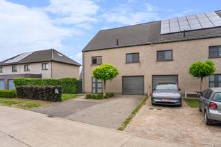 <p><strong>Altro vastgoed verkoopt : eerste bezoekdag op zaterdag 20 juni - enkel op afspraak</strong></p><p></p><p><strong>Op zoek naar een woning die volledig klaar is voor de toekomst? Zoek niet langer.</strong></p><p><strong>In een uiterst kindvriendelijke (doodlopende straat) en residentiële buurt in Lochristi bevindt zich deze jonge, moderne halfopen bebouwing.</strong></p><p><strong>Met een indrukwekkend EPC-label A en een volledig conforme elektriciteit koopt u hier 100% gemoedsrust. </strong></p><h3>Waarom dit uw slimme, nieuwe thuis wordt:</h3><ul><li><p><strong>Zorgeloos &amp; Energiezuinig (EPC A):</strong> Dankzij de uitstekende isolatie en moderne technieken geniet u van een minimaal energieverbruik en een heerlijk binnenklimaat. Klaar voor de toekomst!</p></li><li><p><strong>Elektriciteit 100% Conform:</strong> Geen verborgen kosten of aanpassingen nodig bij de intrek. De elektrische installatie is volledig goedgekeurd.</p></li><li><p><strong>Licht &amp; Ruimte Centraal:</strong> De royale leefruimte geniet van een uitzonderlijke lichtinval dankzij de grote, kamerhoge raampartijen die een prachtig uitzicht bieden op de achterliggende tuin.</p></li><li><p><strong>Modern Kookcomfort:</strong> De volledig uitgeruste open keuken vormt het kloppend hart van de benedenverdieping. Ideaal om te koken terwijl u in contact blijft met uw gezin of gasten.</p></li><li><p><strong>Ruimte voor Groei (4 Slaapkamers):</strong> Naast drie volwaardige, lichtrijke slaapkamers op de eerste verdieping, beschikt de woning over een volledig ingerichte, multifunctionele zolderverdieping (master bedroom, home office of speelkamer).</p></li><li><p><strong>Buiten Genieten:</strong> De zonnige, volledig omheinde tuin met terras is een oase van rust. Klaar voor gezellige barbecues of een ontspannen koffie in de ochtendzon.</p></li><li><p><strong>Praktisch Comfort:</strong> Uitgerust met een moderne badkamer en een zeer praktische inpandige garage (rechtstreeks toegankelijk via de keuken) – ideaal voor uw wagen, fietsen en extra stockage.</p></li></ul><h3>Toplocatie in Lochristi</h3><p>Gelegen in een rustige, groene straat waar kinderen nog veilig buiten kunnen spelen. Toch bevindt u zich hier op wandelafstand van scholen, gezellige lokale winkels en het openbaar verzorging. Dankzij de onmiddellijke nabijheid van de N70 en de R4 bent u in een mum van tijd in Gent of op de snelweg (E17/E40).</p><h3>In de kijker (Kenmerken):</h3><ul><li><p><strong>EPC:</strong> A-label (Uitzonderlijk energiezuinig!)</p></li><li><p><strong>Elektriciteit:</strong> Volledig conform goedgekeurd</p></li><li><p><strong>Type:</strong> Halfopen bebouwing</p></li><li><p><strong>Slaapkamers:</strong> 4 (inclusief volledig ingerichte zolderkamer)</p></li><li><p><strong>Extra's:</strong> Inpandige garage, grote raampartijen, open keuken, zonnige tuin met terras</p></li></ul><h3>📞 Bent u klaar om deze toekomstbestendige woning zelf te ontdekken?</h3><p>Laat deze unieke, energiezuinige kans in het gezochte Lochristi niet aan u voorbijgaan. Planningsaanvragen en bezoeken worden nu gereserveerd.</p><p><strong>Neem vandaag nog contact op voor meer informatie of een bezoek ter plaatse!</strong></p><p><strong>Ellen : 0475.400.770 - ellen@altro-vastgoed.be</strong></p>