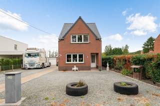 <p><span>Charmante woning op een perceel van ruim 12 are en met een groen uitzicht te Keerbergen.</span></p><p><span> </span></p><p><span>Deze woning beschikt op de gelijkvloerse verdieping over een ruime living, een eetkamer, een keuken, een vernieuwde badkamer met douche, een veranda en een berging / wasplaats.</span></p><p><span>Op de eerste verdieping bevinden zich 2 royale slaapkamers.</span></p><p><span> </span></p><p><span>Achteraan is het heerlijk vertoeven in de tuin met een knap uitzicht op de achterliggende velden.</span></p><p><span>Parkeergelegenheid is er meer dan voldoende, dankzij de 2 garages en de ruime oprit.</span></p><p><span> </span></p><p><span>Bent u op zoek naar een charmante woning met een groen uitzicht, en dit te Keerbergen? Dan is deze woning hoogstwaarschijnlijk wat u zoekt!</span></p><p><span>Renovatieplicht EPC: binnen 6 jaar na aankoop = verplichte renovatie tot label D of beter.</span></p><p><span> </span></p><p><span> </span></p>