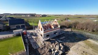 <span><span>Op een <strong>landelijke en rustige locatie</strong>, aan de rand van Oostnieuwkerke, bieden we u deze nog te realiseren<strong> alleenstaande nieuwbouw woning</strong> aan. Deze woning zal gebouwd worden op een ruim perceel van 560 m². Het betreft een alleenstaande woning met gelijkvloerse bouwlaag en hellend dak, bestaande uit onder meer 3 ruime slaapkamers, zongerichte tuin en carport. Deze rustig gelegen woning is reeds vergund en momenteel in uitvoering. Bouw van de woning start in 2026. <br /> <br /><strong>bouwlot 1: VERKOCHT<br />bouwlot 2: VERKOCHT<br />bouwlot 3: TE KOOP</strong><br /><br />Wenst u de plannen en het lastenboek van de woning te bekomen? Aarzel niet om ons te contacteren en we maken graag een afspraak. <br />Bel Diksimmo op het nummer <strong>051 50 11 51 </strong>of mail naar diksmuide@diksimmo.be.</span></span>