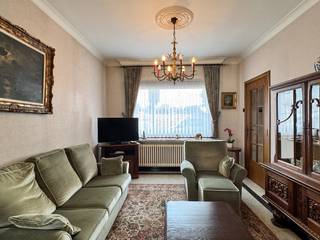 In De Dreve, vlak bij het centrum van Olsene, bevindt zich deze goed onderhouden halfopen bebouwing. De woning geniet van een centrale ligging tussen Waregem en Deinze en een vlotte verbinding naar het op- en afrittencomplex van de E17 in Kruisem. Ook winkels, scholen en andere voorzieningen bevinden zich in de nabije omgeving.<br /><br />Via de charmante inkomhal betreedt u de woning, met toegang tot de leefruimte en de trap naar de eerste verdieping. De leefruimte is opgedeeld in twee ruimtes: een salon vooraan de woning en een eetgedeelte met zicht op de veranda. Aansluitend bevindt zich de keuken, die verbinding geeft met de veranda. Verder beschikt het gelijkvloers over een badkamer en een ruime, droge kelder.<br /><br />Op de eerste verdieping bevinden zich drie slaapkamers, waarvan twee ruime kamers en één kleinere kamer. Een extra troef is de vaste trap naar de ruime zolder, die nog heel wat mogelijkheden biedt voor het creëren van extra kamers, een hobbyruimte of bureau.<br /><br />In de achterbouw bevindt zich nog een praktische berging/wasplaats. De dubbele garage zorgt voor heel wat extra opbergruimte en biedt de mogelijkheid om meerdere wagens binnen te plaatsen. Ook naast de woning is er voldoende parkeergelegenheid.<br /><br />Achteraan geniet u van een gezellige, onderhoudsvriendelijke tuin met voldoende privacy.<br /><br />Op zoek naar een kloeke woning op een centrale ligging en vooral heel wat mogelijkheden om ze verder naar eigen smaak en stijl in te richten?<br /><br />Schrijf u dan nu in via onze website (www.opt-immo.be) voor de bezoekdag op zaterdag 12 september en ontdek zelf de mogelijkheden van deze woning!<br /><br />Richtprijs: €240.000