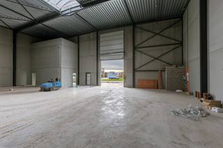 Ontdek het gloednieuwe KMO-project Gruuthuse in Oostkamp.<br /><br />Dit modern bedrijvenproject bevindt zich op een strategische locatie in het hart van West-Vlaanderen. <br />De laatste afwerkingswerken zijn volop aan de gang. <br />Ideaal voor ondernemingen die nood hebben aan extra ruimte of op zoek zijn naar een interessante investering.<br />De kmo-units in Oostkamp bevinden zich op een uitstekende locatie in de nabijheid van de grote steden zoals Brugge en Gent , waardoor ze kunnen bijdragen aan een bloeiende economische omgeving die tal van zakelijke kansen bieden.<br /><br /><br />Troeven: <br />* Toplocatie nabij Brugge en Gent - vlotte verbinding met de E40 en E403 <br />* Duurzame BEN gebouwen <br />* Casco oplevering met een oppervlakte van 1043,46 m²<br />* Aparte kantoorruimte<br />* Vrije hoogte van 10 meter<br />* 2 verdiepen<br />* Mogelijkheid tot diverse optiepakketten<br />* 5 parkeerplaatsen<br />* Industriële, gepolierde gewapende betonvloer<br />* Lichtstraat in meerwandige polycarbonaatplaten met aluminium profielen<br />* Aluminium schrijnwerk met elektronische sectionale poort<br /><br />Onmiddellijk beschikbaar of beschikbaar op zeer korte termijn!<br /><br />Interesse?<br />Contacteer Simon via 0498 12 37 08 of mail naar simon@vicusvastgoed.be
