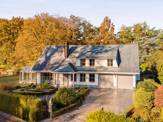 Traduction en français : Charmante villa avec de grandes possibilités d'extension sur un domaine privé unique jouxtant une réserve naturelle à...