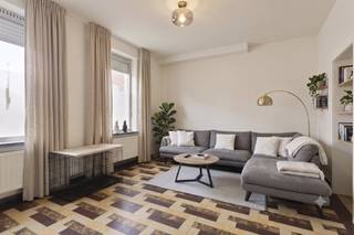 De woning onderging reeds belangrijke vernieuwingen: zo werden de keuken, badkamer, ramen én dakisolatie al aangepakt. Hierdoor kan u zich volledig focussen op de verdere afwerking en inrichting naar eigen smaak en budget.<br /><br />Indeling:<br /><br />Inkomhal<br />Leefruimte<br />Vernieuwde keuken<br />Badkamer<br />3 volwaardige slaapkamers<br />Zolder bereikbaar via vaste trap (mogelijkheden tot extra kamer/hobbyruimte)<br />Dubbele garage met extra bergruimte<br /><br />Kortom, een ideale opportuniteit voor wie op zoek is naar een woning met stevige basis, waar u zelf nog de laatste hand aan kan leggen.<br /><br />Interesse? Neem gerust contact op voor meer informatie of een bezoek ter plaatse!<br /><br />Dit pand is onderworpen aan de renovatieverplichting van de Vlaamse overheid voor residentiële gebouwen (behoudens bij sloop binnen 5 jaar na de aankoop). Consulteer voor meer informatie de website van het Vlaams Energie- en Klimaatagentschap via https://www.vlaanderen.be/een-woning-kopen/renovatieverplichting-voor-residentiele-gebouwen<br /><br />Bestuursmaatregelen in het maatregelenregister: nee