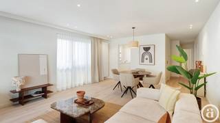 <p><span>Op een gegeerde ligging, op enkele passen van de Lippenslaan en het Van Bunnenplein, bevindt zich dit stijlvol gerenoveerde hoekappartement met een aangenaam zeezicht. Het appartement combineert een hoogwaardige afwerking met een praktische indeling en hedendaags wooncomfort.</span></p>
<p><span>Via de inkomhal met maatwerkvestiaire en gastentoilet bereikt u de ruime en lichtrijke leefruimte. Dankzij de hoekligging en de grote raampartijen geniet deze ruimte van een optimale natuurlijke lichtinval en zicht op zee. Vanuit de leefruimte is er toegang tot het zonnige, zuidgerichte terras. De open designkeuken is volledig uitgerust en voorzien van kwalitatieve toestellen.</span></p>
<p><span>De hoofdslaapkamer beschikt over maatwerkkasten en een ensuite douchekamer, afgewerkt met kwalitatieve materialen. Daarnaast is er een praktische berging met recente cv-installatie en aansluiting voor een wasmachine. De tweede volwaardige slaapkamer is eveneens voorzien van ingemaakte kasten en beschikt over een eigen ensuite douchekamer met toilet.</span></p>
<p><span>Het appartement werd volledig gerenoveerd, waarbij onder meer de technieken, afwerking, buitenschrijnwerken en ramen werden vernieuwd. Hierdoor biedt het eigendom een hedendaags niveau van comfort en energie-efficiëntie.</span></p>
<p><span>Het kwalitatieve meubilair kan desgewenst worden overgenomen, waardoor het appartement onmiddellijk kan worden betrokken.</span></p>
<p><span>Een private kelderberging en een gemeenschappelijke fietsenberging vervolledigen het geheel.</span></p>
<p><span>Een verzorgd en instapklaar appartement met zeezicht, gelegen op wandelafstand van de Lippenslaan, het Van Bunnenplein en het strand.</span></p>