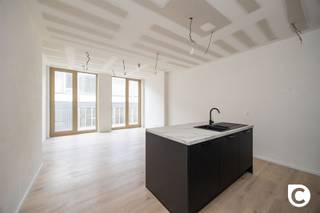 <p><span>Exclusief wonen in 'The Vault': Modern 1-slaapkamerappartement in hartje Antwerpen</span></p><p><span>Droomt u van een luxueuze uitvalsbasis in de bruisende Antwerpse Theaterbuurt? Welkom in 'The Vault', een architecturaal hoogstandje van de hand van Luc Binst. Dit exclusieve nieuwbouwproject combineert de energie van het stadscentrum met de serene rust van een verkeersluwe zijstraat. Hier woont u in een BEN-woning (Bijna Energie Neutraal) van topniveau, waar stijl en duurzaamheid hand in hand gaan.</span></p><p><span> </span></p><p><span>Lichtrijke leefruimte &amp; open keuken</span></p><p><span>Bij binnenkomst ervaart u direct het kwalitatieve karakter van dit appartement van ca. 57 m². Dankzij de kamerhoge raampartijen baadt de leefruimte in het daglicht, wat zorgt voor een heerlijk open en luchtig gevoel. De open keuken is naadloos geïntegreerd in het geheel en afgewerkt met materialen van hoog niveau. Of u nu de dag start met een ontbijt of vrienden ontvangt voor een diner: de ruimte ademt klasse en comfort.</span></p><p><span> </span></p><p><span>Terras</span></p><p><span>Een grote troef is het overdekte terras van ca. 5 m², de perfecte plek om in alle privacy te genieten van een kop koffie of een goed boek.</span></p><p><span> </span></p><p><span>Slaapkamer &amp; Comfort</span></p><p><span>De slaapkamer is een oase van rust, afgewerkt met oog voor detail. De badkamer is modern ingericht met een inloopdouche en een stijlvol lavabomeubel. Daarnaast beschikt het appartement over een praktische berging, wat zorgt voor een opgeruimd interieur. Dankzij de ventilatie type D geniet u bovendien altijd van een gezond binnenklimaat.</span></p><p><span> </span></p><p><span>Duurzaamheid op topniveau</span></p><p><span>Dit appartement is gebouwd met de toekomst in gedachten. Met een energiepeil van 20 of lager is de woning officieel BEN (Bijna Energie Neutraal). De integratie van zonnepanelen zorgt niet alleen voor een duurzame levensstijl, maar ook voor een aanzienlijk lagere energiefactuur.</span></p><p><span> </span></p><p><span>De 'Place to be': Theaterbuurt</span></p><p><span>Alles wat Antwerpen te bieden heeft, ligt aan uw voeten: van de luxueuze boetieks in de Schuttershofstraat en de Meir, tot de culinaire wereldtop bij de nabijgelegen Botanic Sanctuary. Cultuurliefhebbers halen hun hart op met de Bourlaschouwburg en het Stadspark op wandelafstand.</span></p><p><span> </span></p><p><span>De highlights op een rij:</span></p><p><span>- Architecturale klasse: Ontwerp van de befaamde Luc Binst.</span></p><p><span>- Uiterst energiezuinig: BEN-woning (E20 of lager) inclusief zonnepanelen.</span></p><p><span>- Toplocatie: Gelegen in het hart van de Theaterbuurt, nabij de Botanic Sanctuary en de Meir.</span></p><p><span>- Instapklaar: Hoogwaardige afwerking met veel lichtinval door riante raampartijen.</span></p><p><span>- Buitenplezier: Overdekt terras van ca. 5 m².</span></p><p><span> </span></p><p><span>Bent u op zoek naar een unieke woonst of een slimme investering in het kloppend hart van Antwerpen? Dit is uw kans. Neem snel contact op voor een bezichtiging!</span></p><p><span> </span></p><p><span>*Verkoop onder 21% btw.</span></p>