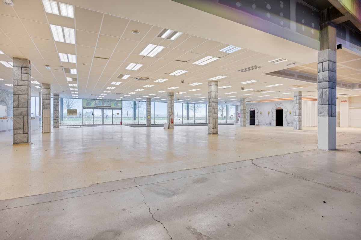 Commerciële baanwinkel van 1.130 m² op toplocatie in Maaseik - foto 5