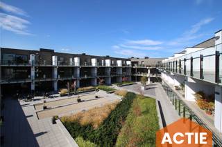 ACTIE: Extra voordeel bij aankoop van een appartement: vanaf 5% korting op de autostandplaats!<br /><br />Residentie De Mispelaer ligt in het bruisend hart van Maasmechelen, een gemeente met daarenboven veel bos- en heidegebied. De verschillende in- en uitvalswegen van de gemeente zorgen er voor dat de centra van Maastricht, Genk, Hasselt, Maaseik of Aken vlot bereikbaar zijn.<br /><br />De ruime en lichte appartementen, alle met terras, worden ontsloten via brede galerijen die uitkijken op een binnentuin op het dak van de winkel. De tuin, het bijhorende zonneterras en de aanpalende ontmoetingsruimte zijn alleen toegankelijk voor bewoners en hun bezoekers. Een ideale plek voor een gezellige babbel of een spelletje kaarten of petanque.<br /><br />=> Tweede verdieping (appartement 2.35)<br />- Inkomhal<br />- Leefruimte met keuken<br />- Eén slaapkamer<br />- Badkamer<br />- Terras van 13,89m² aan de tuinzijde<br /><br />=> Kelder<br />- Onder het complex bevindt zich een ondergrondse parkeergarage waar een parkeerplaats en een kelderberging kan aangekocht worden<br /><br />=> Kenmerken<br />- Akoestische- en thermische isolatie<br />- Aluminium ramen met superisolerende beglazing<br />- Individueel instelbare vloerverwarming<br />- Koeling (vloerkoeling)<br />- Ventilatiesysteem Type D <br />- Lift en videofoon<br />- Rolstoeltoegankelijk<br />- Drempelloos terras